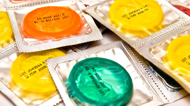 Crean condones luminosos que detectan enfermedades de transmisión sexual